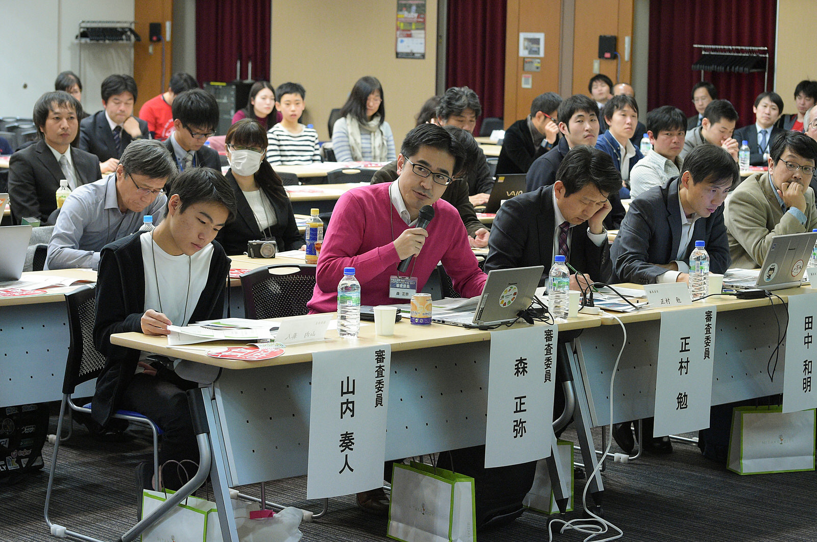 審査委員席の様子